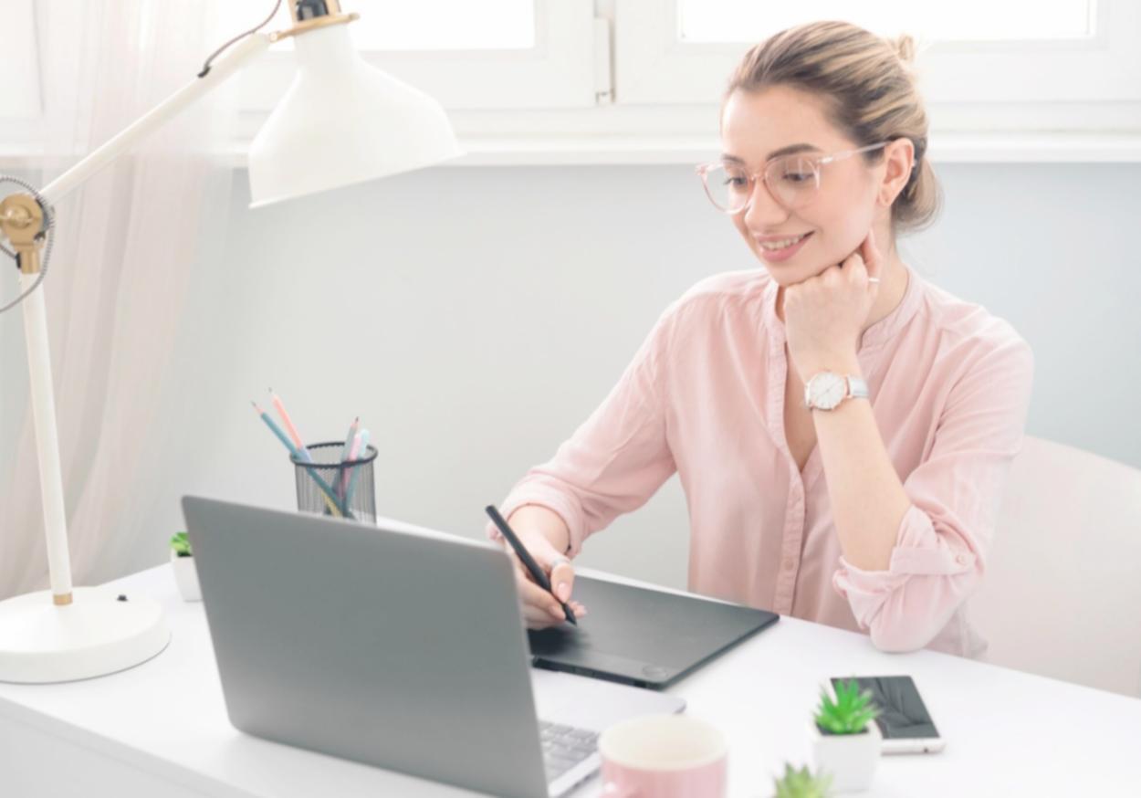 Moderne Büroausstattung mit Computer, Monitor und professioneller Hardware für Unternehmensgründung